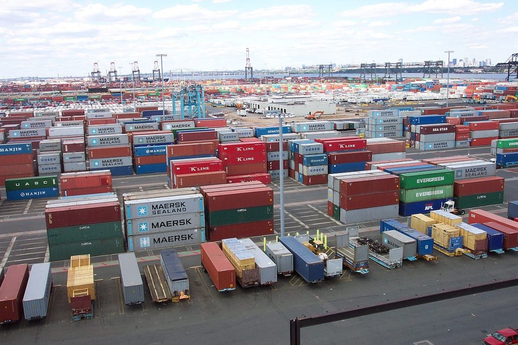 Shipping_Containers_at_the_terminal